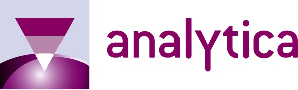 Messepersonal und Hostessen für ihren Auftritt auf der analytica in München